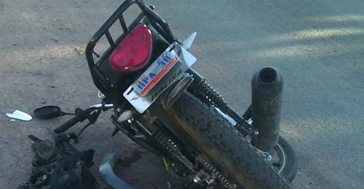 Atropella a motociclista e intenta escapar