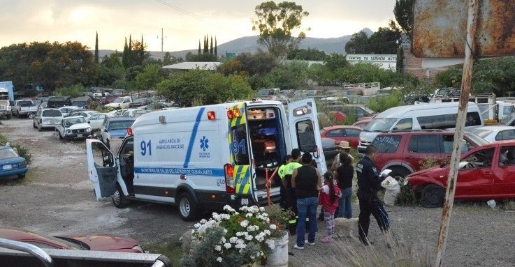 Le fallan los frenos y choca contra 3 vehículos