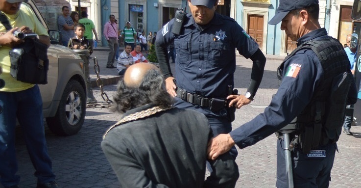 Arrestan a hombre disfrazado del cura Hidalgo por alterar el orden público