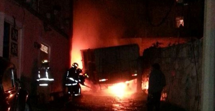Fuego consume por completo a un camión recolector