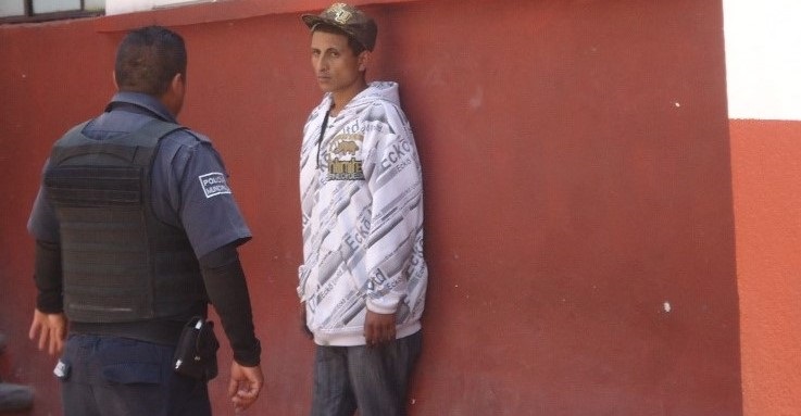 Jóvenes amenazan a policías con arma blanca