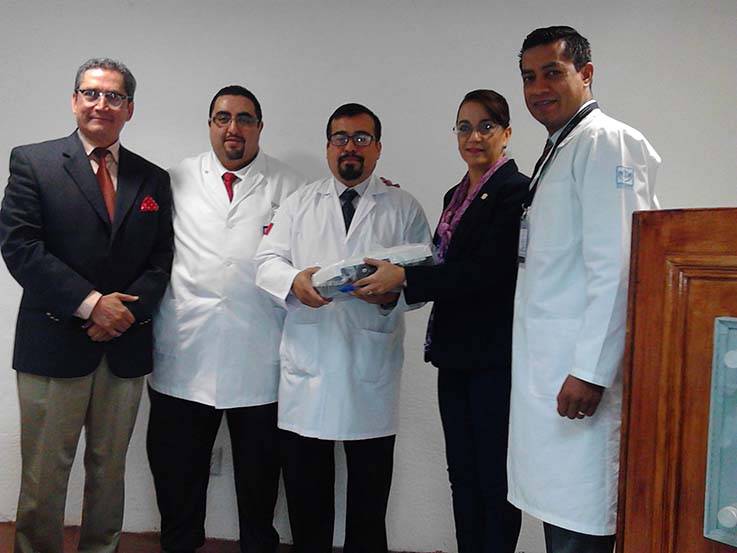 Dona Campus León de la UG electrocardiógrafo al ISSSTE