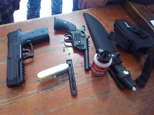 Detienen a jóvenes con armas
