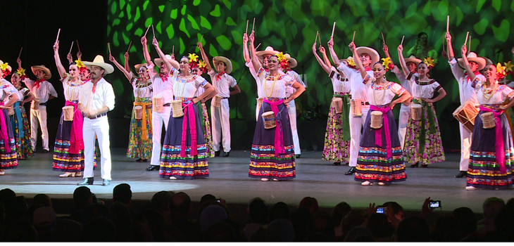 Ballet Folklórico de la UG transmite júbilo al público del FIC 43