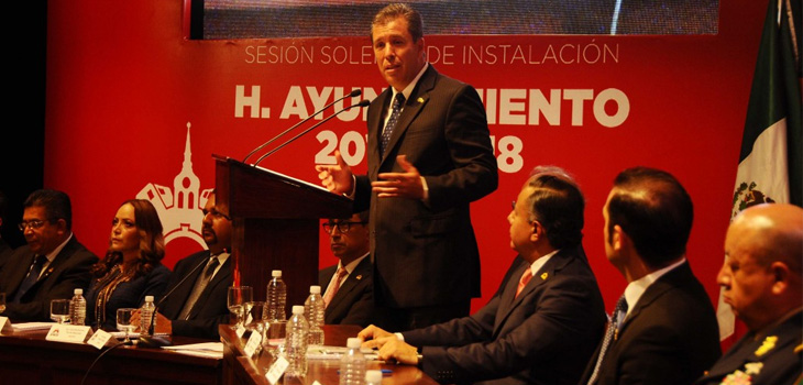 Obras viales para la capital anuncia el gobernador en toma de protesta