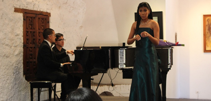 Sindy Gutiérrez enamora al público en la Casa Museo Gene Byron