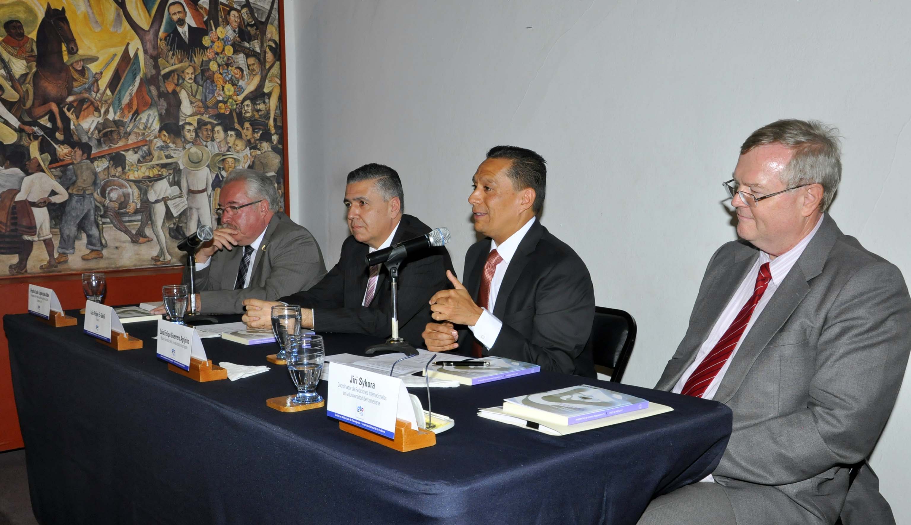 Presentan el libro “La maravillosa historia de las palabras”