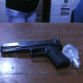 Detienen a cuatro por amenaza de asalto