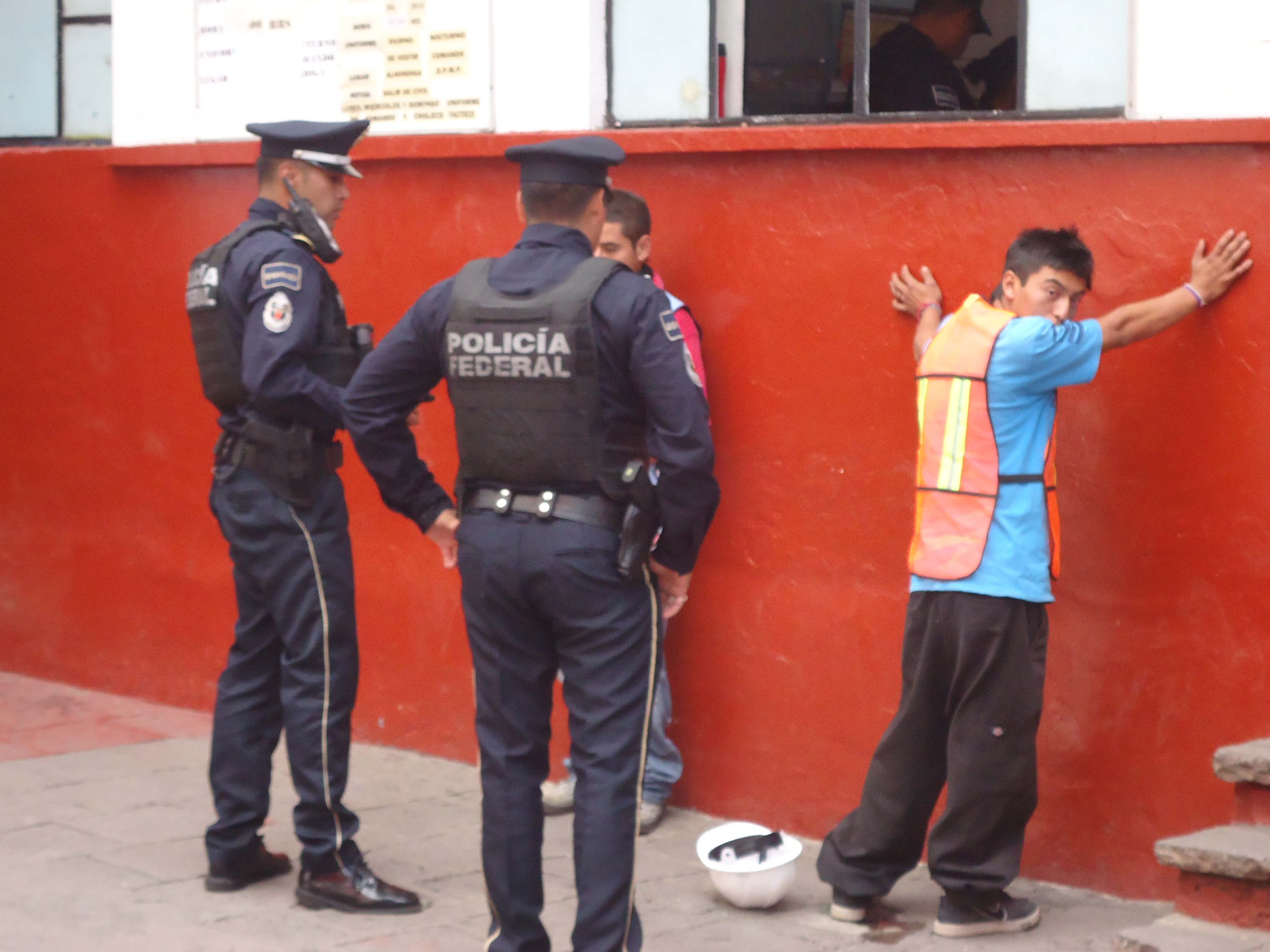 Se intoxican lavacoches en la calle