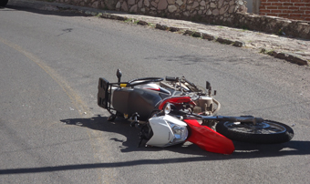 Chocan moto y auto, un lesionado