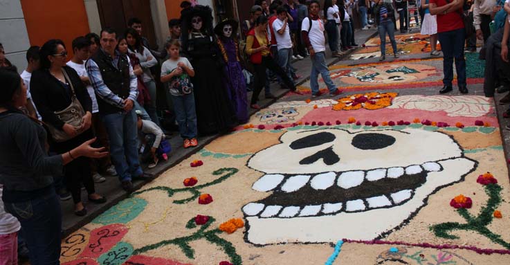 Participan 500 en la tradición de los tapetes a la Muerte