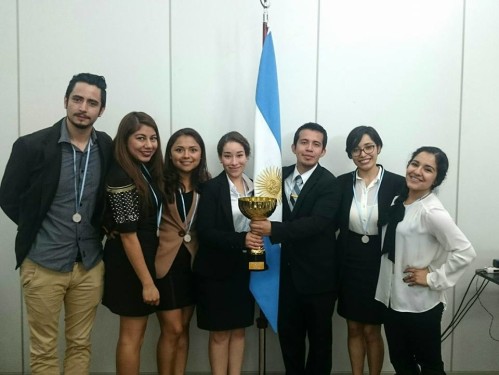 Equipo de litigación oral de la UG se convierte en bicampeón en Argentina
