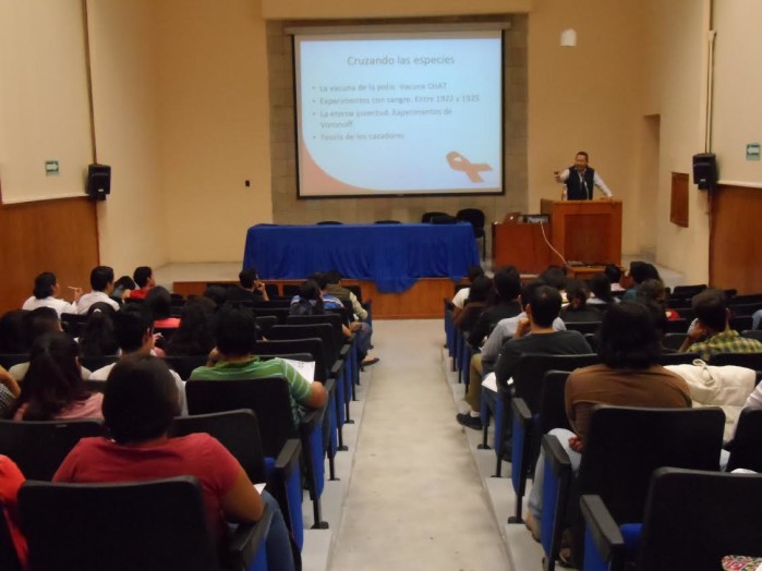 Investigador UG aborda en conferencia el origen del SIDA