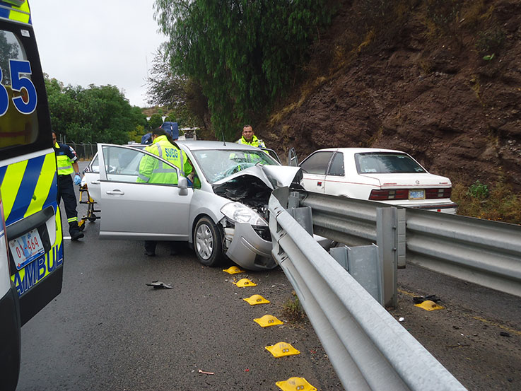 Incrustan auto en que viajan jóvenes ebrios