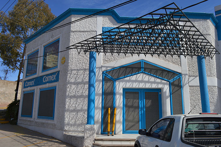 Roban tienda de pinturas pero se lesionan ladrones
