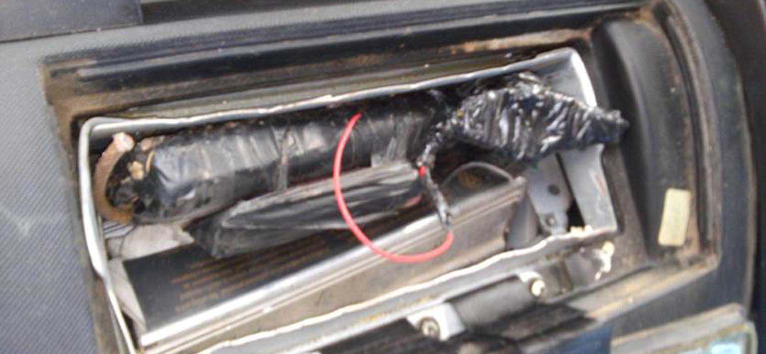 Detienen a jóvenes con material explosivo y arma de fuego