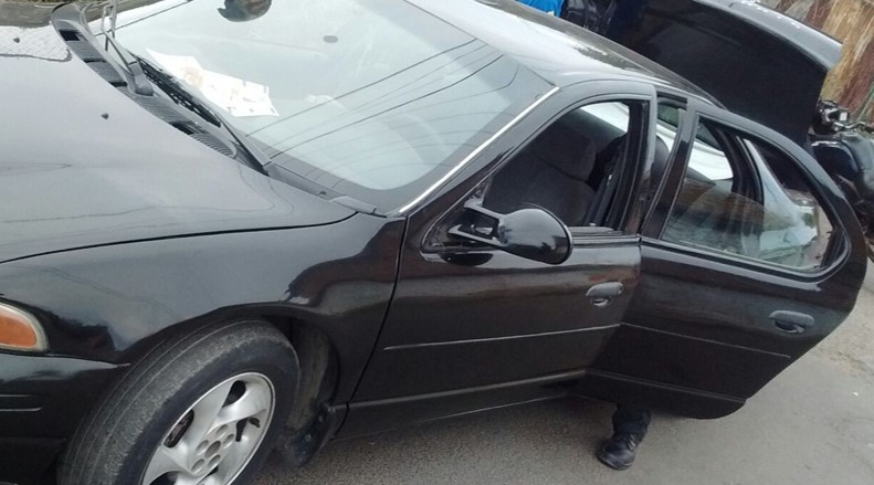 Dos hombres que traían garrafas de gasolina en su auto, fueron detenidos