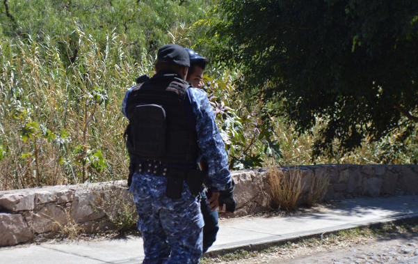Roba hombre pantalla en negocio en Valenciana