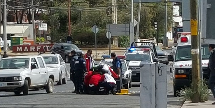 Queda lesionada al perder control de motocicleta