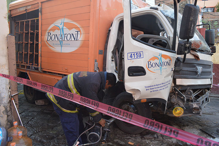Se accidentan trabajadores de agua embotellada en centro de la ciudad