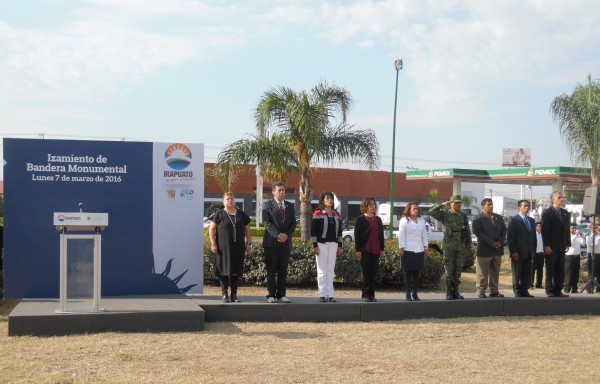 Realizan Honores a la Bandera en la Megaglorieta