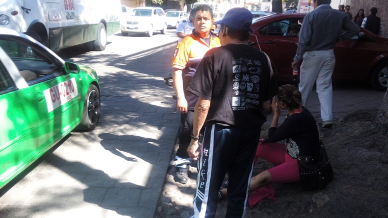 Atropellan a mujer y queda mal herida