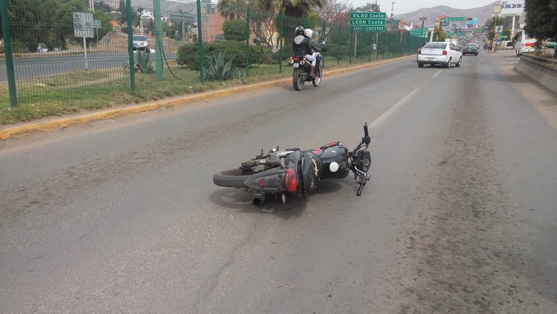 Choca motociclista contra camioneta y resulta lesionado