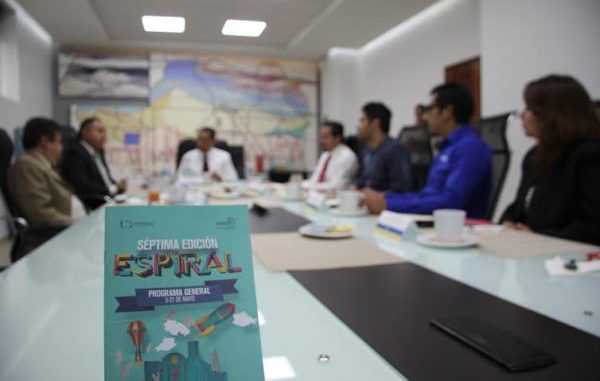Estudiantes UG presentan “Espiral” a autoridades municipales