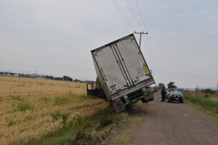 Detienen a banda de roba tractocamiones en operativo
