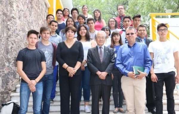 Convive Doctor Honoris Causa con jóvenes del Nivel Medio Superior de la UG