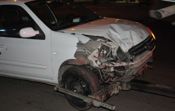 Choque entre moto y varios autos deja un lesionado grave