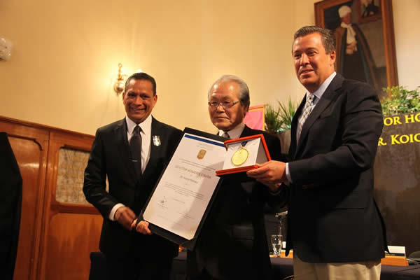 Recibe el Dr. Koichi Niihara la más alta distinción que otorga la UG