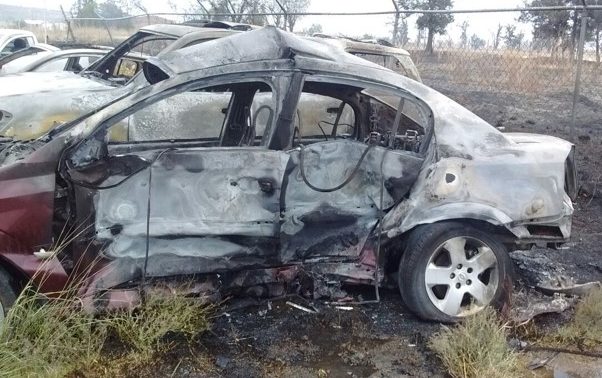 Se queman carros en lote de venta
