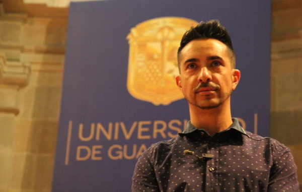 Convive con estudiantes UG vocalista de Moenia
