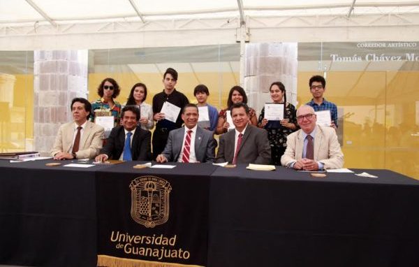 Premia UG a alumnos destacados de Artes Visuales