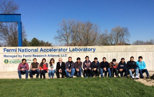 Estudiantes UG realizan estancia en Fermilab, el segundo acelerador de partículas más potente del mundo