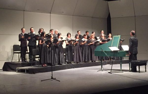 Cautiva al público con música antigua Coro de la UG