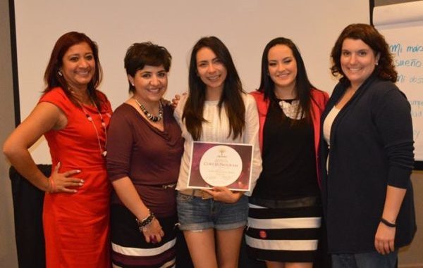 Alumnas de Arte y Empresa participan en taller de liderazgo en Chicago