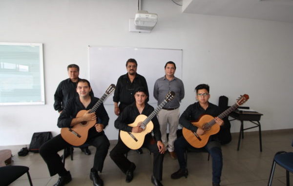 Ponen en alto a la UG en República Checa alumnos universitarios