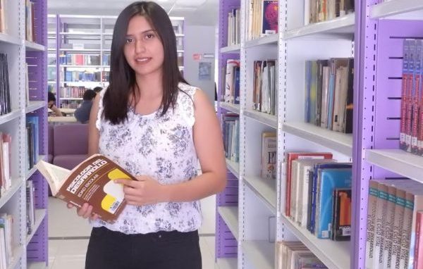 Colegio de Psicólogos entrega reconocimiento a egresada de la UG