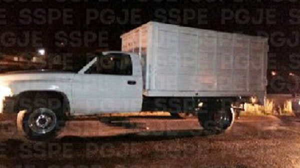 Abandonan camioneta con gasolina robada