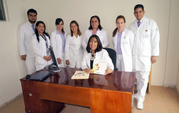 Plasman en libro los beneficios y riesgos de la medicina alternativa, estudiantes UG