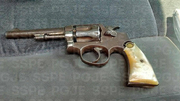 Detienen a hombres con arma de fuego
