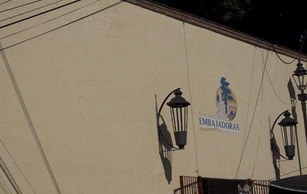 Dan mantenimiento al mercado de Embajadoras