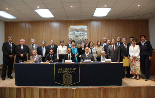 Rinde UG homenaje a ex directores del área de Química