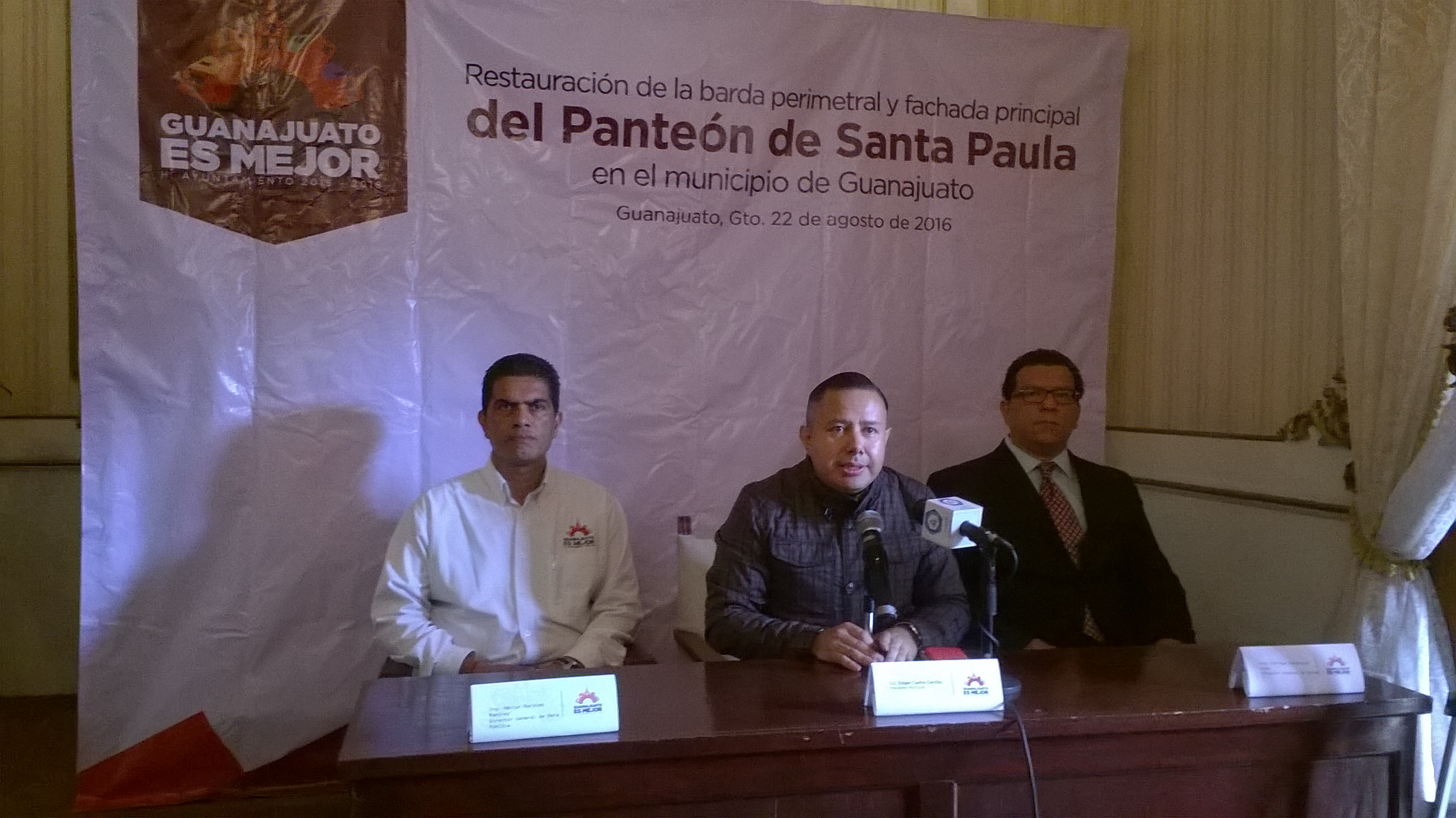 Exponen proyecto para la restauración del muro del Panteón Santa Paula