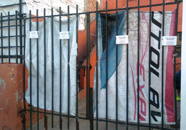 Desmantelan casa usada para esconder vehículos robados