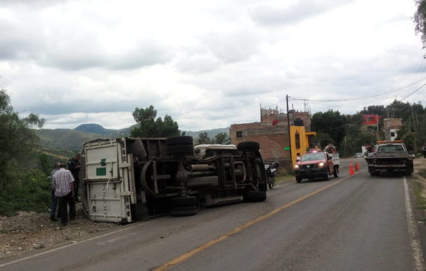 Seguridad Guanajuato: se vuelca camioneta del programa «Sin hambre» en Valenciana