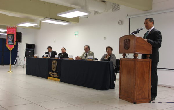 Develan placas en honor a dos destacados pedagogos de la UG