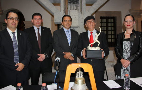 Por su labor cultural, el “Flaco” Arias es distinguido con la presea “Pípila de Plata”